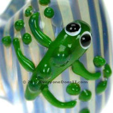 Load image into Gallery viewer, Sculpted Frog Spoon Pipe