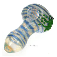 Load image into Gallery viewer, Sculpted Frog Spoon Pipe